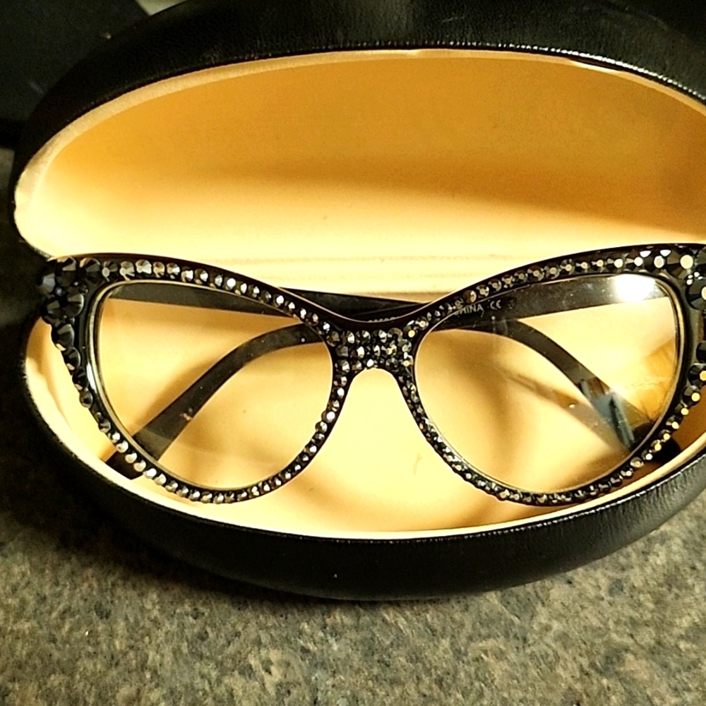 Cat eyeglasses